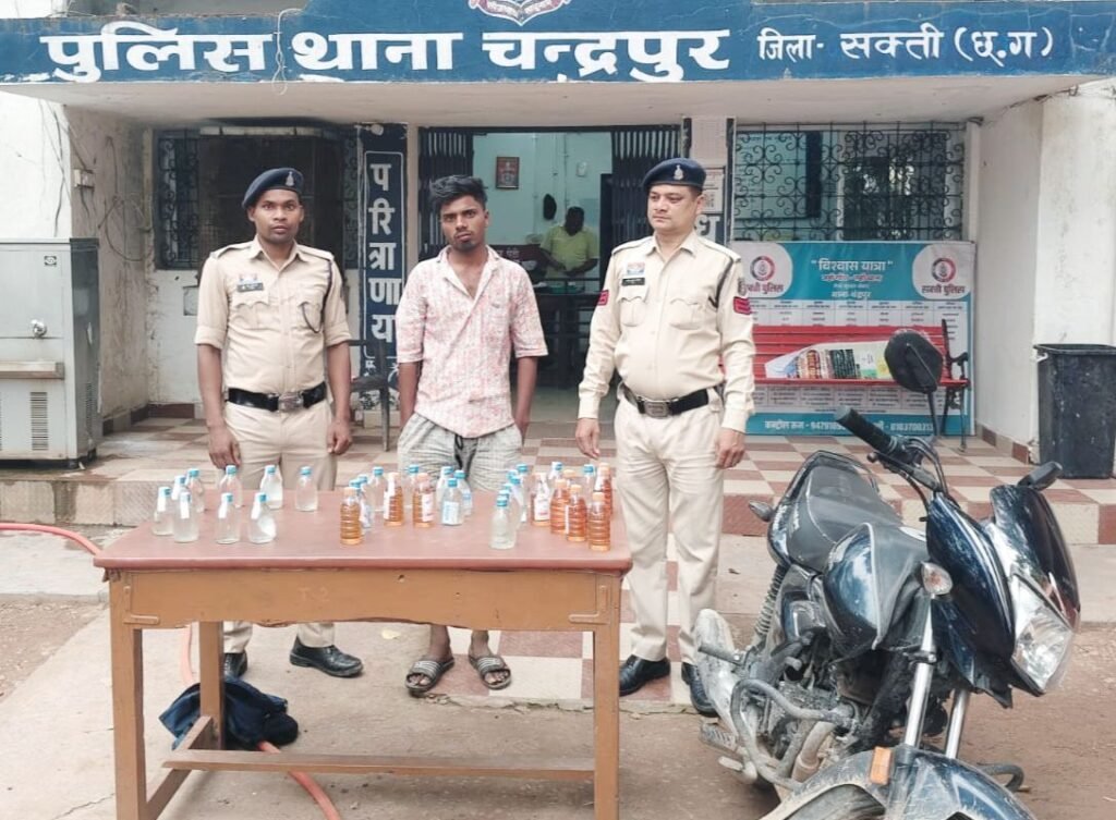 धर्म की नगरी चंद्रपुर में अवैध शराब परिवहन करने वाले आरोपी पर पुलिस ने करी बड़ी कार्रवाई. थाने के टीआई जितेंद्र कोसले के नेतृत्व में आबकारी का मामला किया दर्ज. शराब के साथ-साथ मोटरसाइकिल को भी किया गया जब्त kshititech