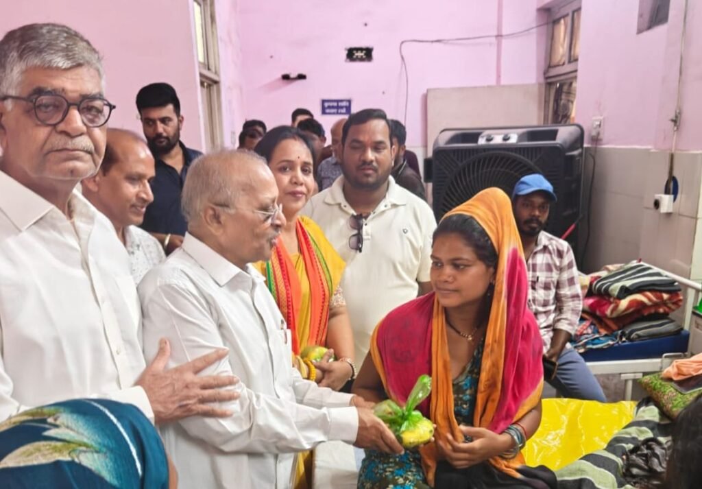 जननायक स्व. रोशन लाल अग्रवाल की जन्म जयंती पर खरसिया में भाजपा नेताओं ने किया सरकारी अस्पताल में मरीजों को फल बिस्किट का वितरण. गिरधर गुप्ता सहित पार्टी कार्यकर्ताओं ने दी श्रद्धांजलि. रायगढ़ में कमलम परिवार द्वारा स्वच्छता अभियान सहित रक्तदान शिविर प्रारंभ जननायक स्व. रोशन लाल अग्रवाल की जन्म जयंती पर खरसिया में भाजपा नेताओं ने किया सरकारी अस्पताल में मरीजों को फल बिस्किट का वितरण. गिरधर गुप्ता सहित पार्टी कार्यकर्ताओं ने दी श्रद्धांजलि. रायगढ़ में कमलम परिवार द्वारा स्वच्छता अभियान सहित रक्तदान शिविर प्रारंभ kshititech