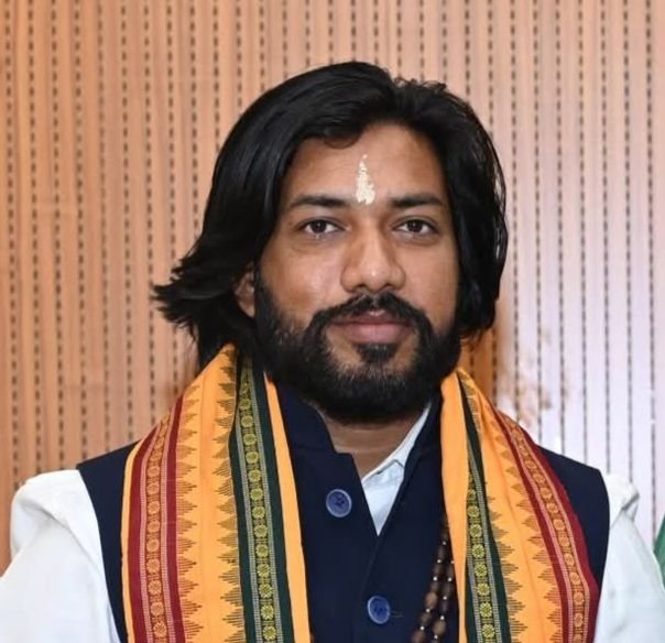 शक्ति जिले के किसानों को खरीफ़ फसल के लिए उर्वरक वितरण व्यवस्था का जायजा लिया प्रभारी मंत्री ने। नई व्यवस्था का स्वागत करते हुए मंत्री जी ने कहा- किसानों को कृषि कार्य के लिए मिलेगा पर्याप्त खाद kshititech