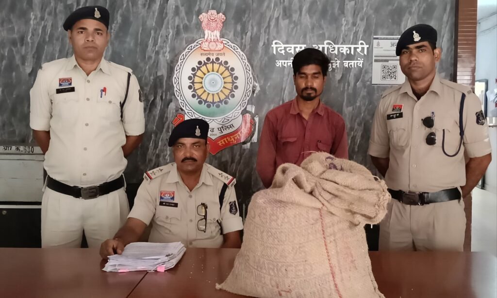 सीसीटीवी फुटेज के आधार पर पुलिस पहुंची चोरों तक-शक्ति पुलिस की सक्रियता से चलती ट्रकों से बोरे चोरी करने वाले आरोपियों पर हो रही लगातार कार्रवाई. चोरी का तीसरा आरोपी भी चढ़ा पुलिस के हत्थे. शक्ति टीआई लखन पटेल की सक्रियता से बड़ी-बड़ी चोरियों का हो रहा खुलासा kshititech