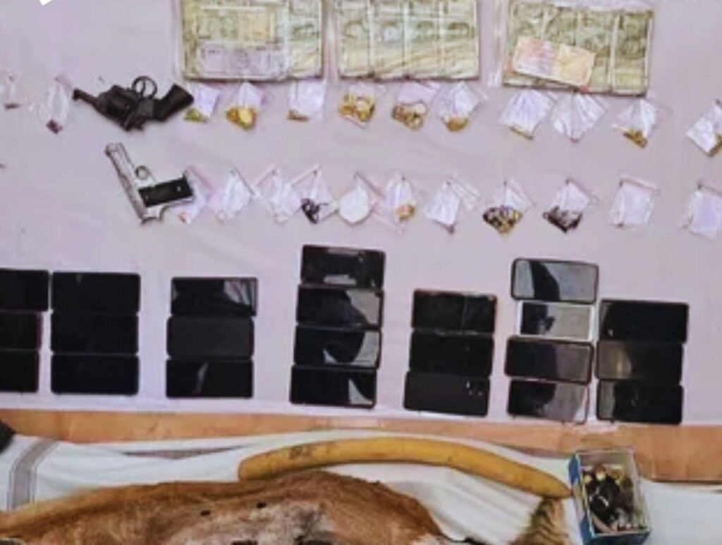 पुलिस ने चलाया ऑपरेशन ड्रॉप केश.55 हिस्ट्रीशीटरो एवं संदिग्धों को लिया गया हिरासत में. करोड़ों रुपए के जेवरात.हथियार एवं नगदी हुई बरामद. पुलिस कप्तान के निर्देशन में हुई बड़ी कार्रवाई पुलिस ने चलाया ऑपरेशन ड्रॉप केश.55 हिस्ट्रीशीटरो एवं संदिग्धों को लिया गया हिरासत में. करोड़ों रुपए के जेवरात.हथियार एवं नगदी हुई बरामद. पुलिस कप्तान के निर्देशन में हुई बड़ी कार्रवाई kshititech
