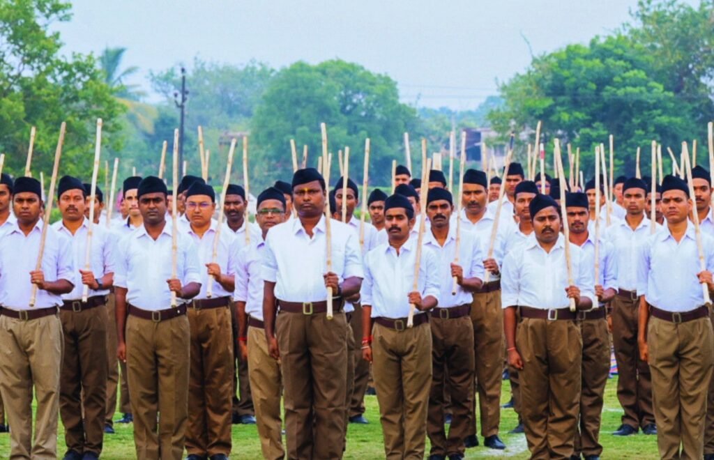 कमल ने तो कमाल कर दिया -सरकार बदलते ही राष्ट्रीय स्वयंसेवक संघ से जूड़ने 25 लाख लोगों ने दिया आवेदन- बंगाल में आरएसएस के प्रति बढ़ा लोगों का जुड़ाव. बंगाल में अब दिखेगी राष्ट्र भक्तों की सेना. लगेंगे भारत माता की जय के जयकारें kshititech