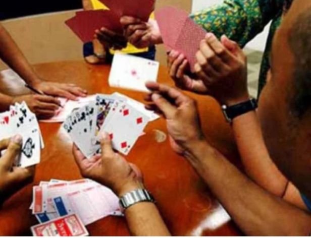 शक्ति जिले का पुलिस आरक्षक जुआ खेलने गया था कोरबा जिले में- राजगामार चौकी प्रभारी ने मारी जुए की फड़ पर रेड।खेलते पाया गया आरक्षक जुआ. शक्ति जिला पुलिस अधीक्षक ने कर दिया उसे सस्पेंड शक्ति जिले का पुलिस आरक्षक जुआ खेलने गया था कोरबा जिले में- राजगामार चौकी प्रभारी ने मारी जुए की फड़ पर रेड।खेलते पाया गया आरक्षक जुआ. शक्ति जिला पुलिस अधीक्षक ने कर दिया उसे सस्पेंड kshititech