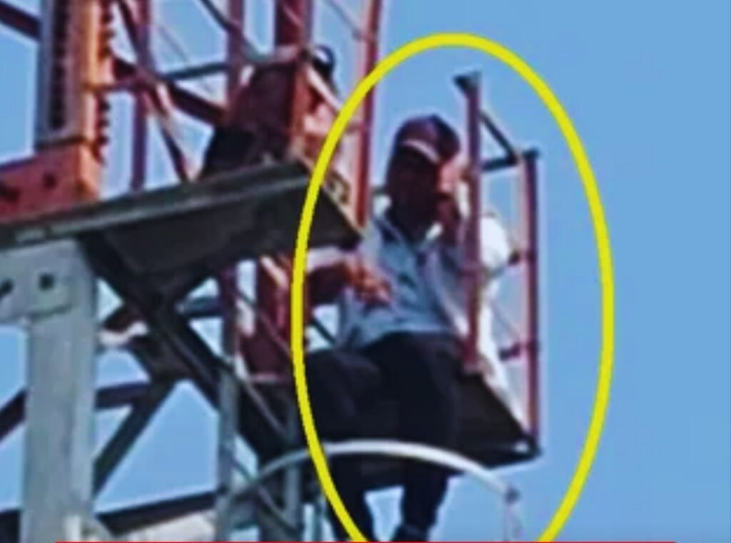 छात्र की अजीब हरकत- बुधवार को स्कूल के प्राचार्य पर कार्रवाई की मांग को लेकर मोबाइल टावर पर चढ़ गया विद्यार्थी kshititech