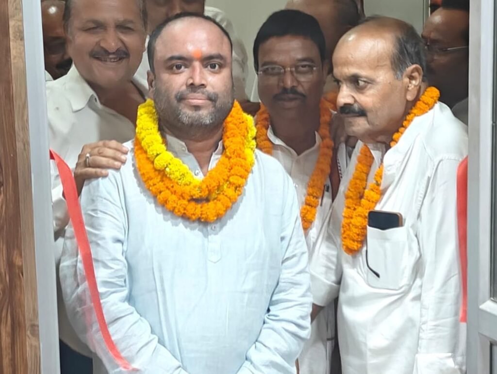 नव निर्वाचित उपाध्यक्ष अंशुल गोयल ने किया पदभार ग्रहण.नगर पंचायत शिवनंदनपुर के प्रथम उपाध्यक्ष बने अंशुल गोयल, समर्थकों में दिखा उत्साह. अंशुल ने कहा- शहर विकास के लिए मिलजुल करेंगे काम kshititech