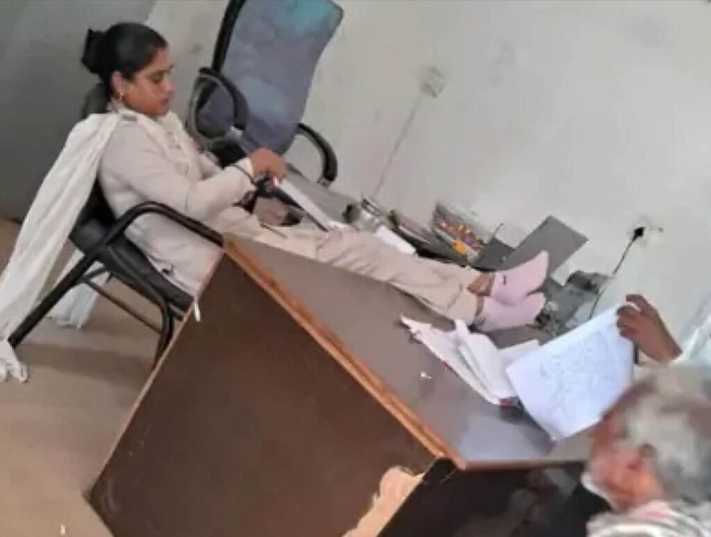 खाकी शर्मसार: थाने में फरियादी के सामने टेबल पर पैर रखकर बैठी थी महिला कांस्टेबल।एसपी ने किया सस्पेंड. जिले के पुलिस कप्तान ने कहा- आम नागरिकों से गैर जिम्मेदाराना व्यवहार बिल्कुल नहीं होगा बर्दाश्त kshititech