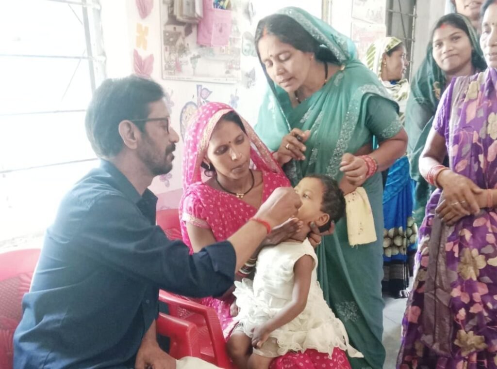 28 जून को शक्ति जिले में 5 वर्ष तक के बच्चों को पिलाई गई पल्स पोलियो की खुराक.टेमर में सामाजिक कार्यकर्ता देवेंद्र सोनी ने किया अभियान का शुभारंभ kshititech