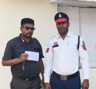 शक्ति जिले में शराब पीकर गाड़ी चलाना पड़ रहा महंगा. ट्रैफिक पुलिस ने किया ₹10000 रुपए का जुर्माना. 29 जून को शहर के अग्रसेन चौक में 25 मोटरसाइकिल चालकों के खिलाफ की गई कार्रवाई. ट्रैफिक पुलिस का सख्त संदेश- ट्रैफिक नियमों का करोगे उल्लंघन. भरना होगा जुर्माना kshititech