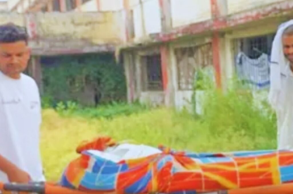 शर्मनाक करतूत-रेलवे पुलिस का अमानवीय चेहरा- ट्रेन से कटे व्यक्ति की लाश को माल ढोने वाले ठेले पर लादकर भेजा अस्पताल. ग्रामीणों ने करी जिम्मेदार रेलवे अधिकारियो एवं पुलिस कर्मियों पर कार्रवाई की मांग kshititech
