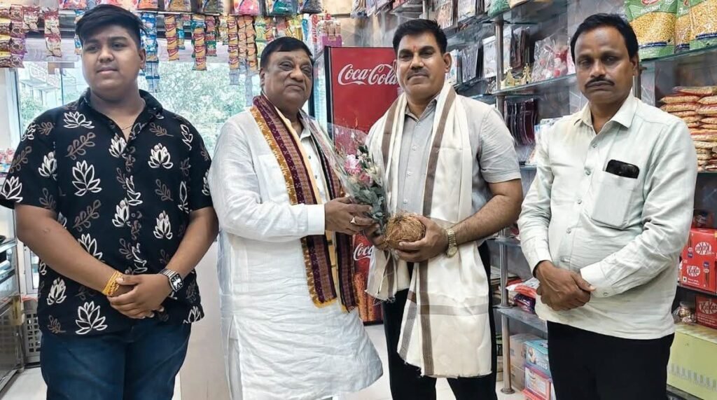 जिला मुख्यालय के प्रबुद्ध जनों से मुलाकात के बाद उनका सम्मान भी किया नारायण चंदेल ने. 25 जून को सांसद कमलेश जांगड़े एवं चंदेल संकुल स्तरीय शाला प्रवेश उत्सव कार्यक्रम में होंगे शामिल kshititech