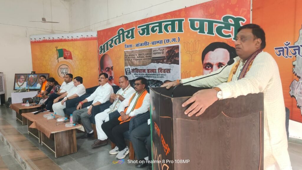 संविधान हत्या दिवस कार्यक्रम को संबोधित करते हुए छत्तीसगढ़ विधानसभा के पूर्व नेता प्रतिपक्ष नारायण चंदेल ने कहा- देश में आपातकाल लगाकर कांग्रेस ने लोकतंत्र की करी थी हत्या. आपातकाल के दौरान मीसा&nbsp; बंदियों के बलिदान को भी स्मरण किया चंदेल जी ने kshititech