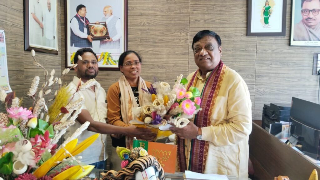 पर्वतारोही अमिता श्रीवास को पूर्व नेता प्रतिपक्ष नारायण चंदेल ने दी बधाई. चंदेल जी की पहल पर प्रभारी मंत्री जी के स्वेच्छानुदान मद से ₹25000 की राशि मिलेगी अमिता श्रीवास को पर्वतारोही अमिता श्रीवास को पूर्व नेता प्रतिपक्ष नारायण चंदेल ने दी बधाई. चंदेल जी की पहल पर प्रभारी मंत्री जी के स्वेच्छानुदान मद से ₹25000 की राशि मिलेगी अमिता श्रीवास को kshititech