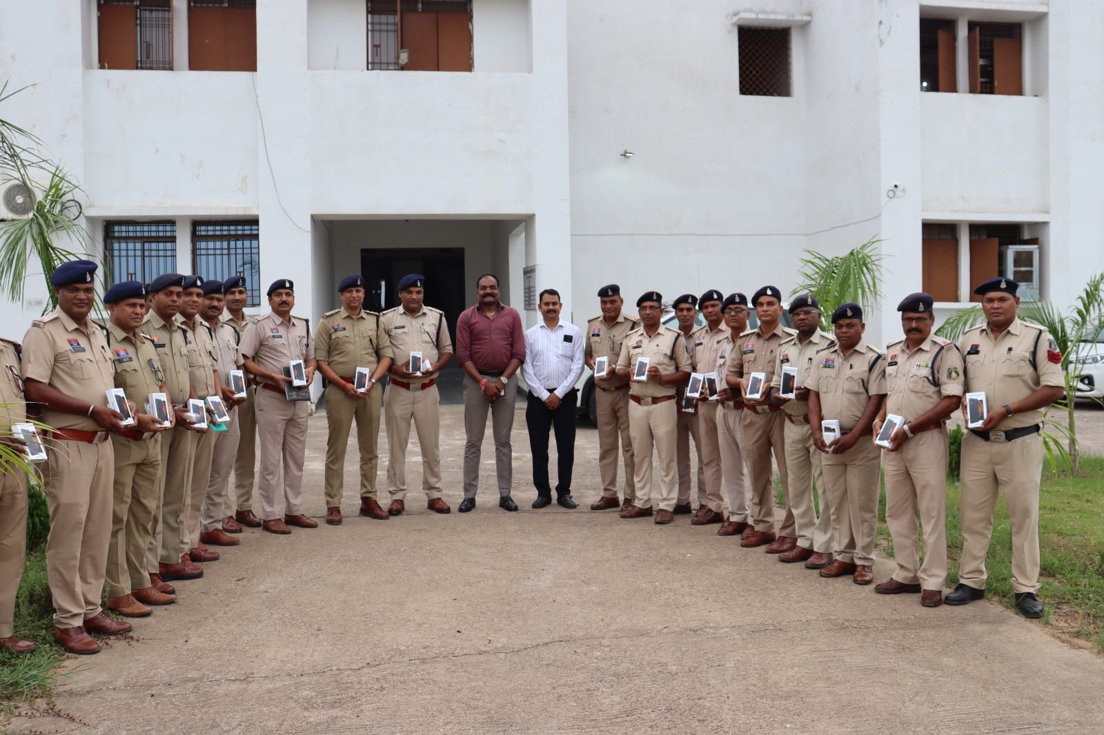स्मार्ट हुई शक्ति पुलिस -आधुनिक तकनीक से सुसज्जित हुई सक्ती पुलिस, थाना-चौकी प्रभारियों एवं विवेचकों को वितरित किए गए आधुनिक स्मार्टफोन.अब अपराधियों तक और फुर्ती से पहुंचेंगी पुलिस kshititech