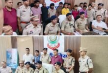 सुपारी किलर-हवाई जहाज से टीम पहुंची हत्यारों को पकड़ने-शक्ति पुलिस ने किया अंधे कत्ल का खुलासा, सुपारी देकर कराई गई थी महिला की हत्या.प्रेम संबंध के चलते पति-पत्नी ने रची हत्या की साजिश।04 लाख की सुपारी देकर कराई गई हत्या। झारखंड, महाराष्ट्र व छत्तीसगढ़ से हत्या में संलिप्त सभी 09 आरोपियों को किया गया गिरफ्तार.हत्या में प्रयुक्त पिस्तौल, घटना में प्रयुक्त मोटरसाइकिल, मोबाइल फोन एवं नगदी राशि बरामद.साहसी पुलिस अधिकारियों का होगा सम्मान. नगर पालिका अध्यक्ष करेंगे सम्मान kshititech