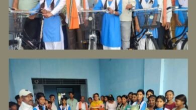 टेमर के हाई स्कूल में 20 छात्राओं को दी गई साइकिल. सरपंच चंद्र कुमार सोनी की उपस्थिति में किया गया साइकिल का वितरण. सरपंच साहब ने कहा- साइकिल मिलने से छात्राओं को स्कूल आने में मिलेगी बड़ी सुविधा. सरपंच साहब ने कहा- मेरिट सूची में स्थान बनाने वाली बालिकाओं का पंचायत करेगी विशेष सम्मान kshititech
