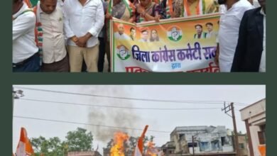 जिला कांग्रेस कमेटी शक्ति ने फूंका प्रधानमंत्री और मुख्यमंत्री का पुतला. कांग्रेस नेता राम गोपाल अग्रवाल को गिरफ्तार करने के विरोध में आक्रोशित नजर आए कांग्रेसी. रेस्ट हाउस से निकली रैली अग्रसेन चौक में हुई पुतला दहन में तब्दील kshititech