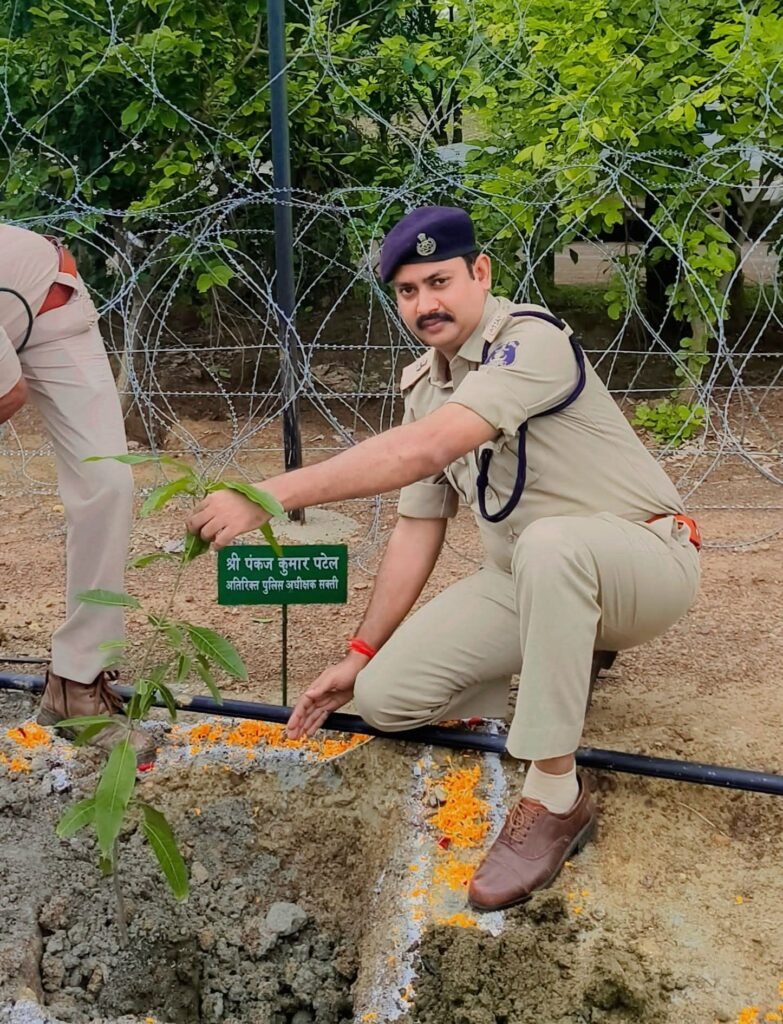 करें वृक्षारोपण. रहेगा पर्यावरण सुरक्षित -पर्यावरण को संतुलित रखने में वृक्षारोपण का है अपना महत्व- एडिशनल एसपी पंकज पटेल. श्री पटेल ने कहा-वृक्षों से ही मिलती है हमें ताजी हवा ऑक्सीजन. पेड़ों की जड़े जमीन के अंदर पानी को सोख कर भू जल स्तर को करती है बढ़ाने का काम kshititech