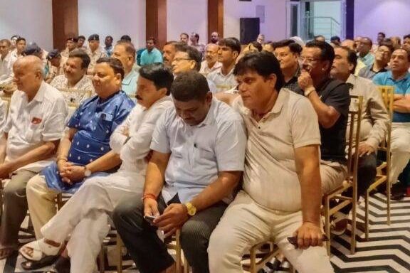 शक्ति के प्रथम नागरिक श्याम सुंदर अग्रवाल ने किया 2 जुलाई को शक्ति पुलिस का शौर्य साहस सम्मान समारोह. पुलिस कप्तान सहित पुलिस अधिकारियों एवं जवानों का हुआ सम्मान. प्रथम नागरिक ने एसपी कार्यालय पहुंचकर पुलिस महानिरीक्षक रामगोपाल गर्ग जी का भी किया सम्मान. एसपी साहब ने कहा- पुलिस जनता की सुरक्षा के लिए प्रतिबद्ध. प्रथम नागरिक श्री अग्रवाल ने कहा- शक्ति जिला पुलिस की सजगता जनता की सबसे बड़ी सुरक्षा kshititech