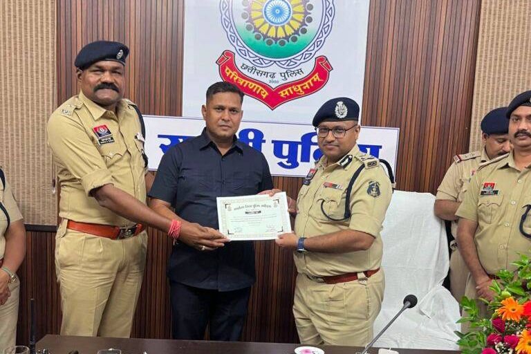 पुलिस परिवार का हौसला बढ़ाया आईजी साहब ने-शक्ति जिला पुलिस को मिला बड़ा सम्मान- संभाग के आईजी साहब ने स्वयं एसपी कार्यालय पहुंचकर जिले के 48 अधिकारी- कर्मचारियों को दिया सक्रियता के लिए प्रमाण पत्र. जिले की पुलिस टीम को दी एक लाख रुपए की नगद प्रोत्साहन राशि kshititech