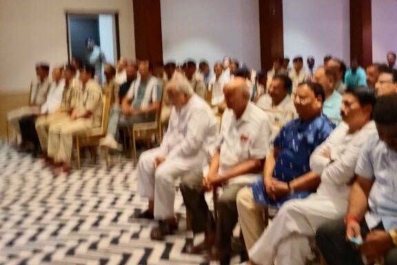 शक्ति के प्रथम नागरिक श्याम सुंदर अग्रवाल ने किया 2 जुलाई को शक्ति पुलिस का शौर्य साहस सम्मान समारोह. पुलिस कप्तान सहित पुलिस अधिकारियों एवं जवानों का हुआ सम्मान. प्रथम नागरिक ने एसपी कार्यालय पहुंचकर पुलिस महानिरीक्षक रामगोपाल गर्ग जी का भी किया सम्मान. एसपी साहब ने कहा- पुलिस जनता की सुरक्षा के लिए प्रतिबद्ध. प्रथम नागरिक श्री अग्रवाल ने कहा- शक्ति जिला पुलिस की सजगता जनता की सबसे बड़ी सुरक्षा kshititech