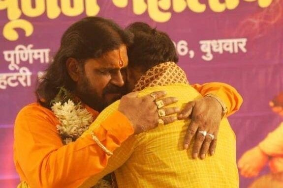 भागवत प्रवाह संस्थान छत्तीसगढ़ ने गुरु पूर्णिमा पर्व पर हटरी धर्मशाला में किया गुरु पूर्णिमा एवं गुरु पूजन का आयोजन. आचार्य राजेंद्र जी महाराज एवं देवेंद्र कृष्ण जी महाराज के सानिध्य में आयोजित था महोत्सव. वरिष्ठ जनों के सम्मान के साथ ही एक पेड़ मां के नाम के तहत वृक्ष दिए गए भेंट स्वरूप kshititech