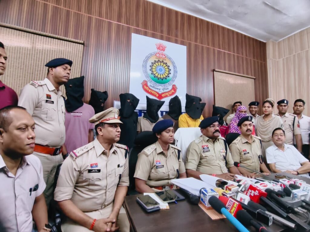 सुपारी किलर-हवाई जहाज से टीम पहुंची हत्यारों को पकड़ने-शक्ति पुलिस ने किया अंधे कत्ल का खुलासा, सुपारी देकर कराई गई थी महिला की हत्या.प्रेम संबंध के चलते पति-पत्नी ने रची हत्या की साजिश।04 लाख की सुपारी देकर कराई गई हत्या। झारखंड, महाराष्ट्र व छत्तीसगढ़ से हत्या में संलिप्त सभी 09 आरोपियों को किया गया गिरफ्तार.हत्या में प्रयुक्त पिस्तौल, घटना में प्रयुक्त मोटरसाइकिल, मोबाइल फोन एवं नगदी राशि बरामद.साहसी पुलिस अधिकारियों का होगा सम्मान. नगर पालिका अध्यक्ष करेंगे सम्मान kshititech