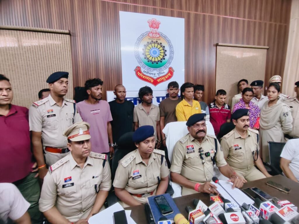 सुपारी किलर-हवाई जहाज से टीम पहुंची हत्यारों को पकड़ने-शक्ति पुलिस ने किया अंधे कत्ल का खुलासा, सुपारी देकर कराई गई थी महिला की हत्या.प्रेम संबंध के चलते पति-पत्नी ने रची हत्या की साजिश।04 लाख की सुपारी देकर कराई गई हत्या। झारखंड, महाराष्ट्र व छत्तीसगढ़ से हत्या में संलिप्त सभी 09 आरोपियों को किया गया गिरफ्तार.हत्या में प्रयुक्त पिस्तौल, घटना में प्रयुक्त मोटरसाइकिल, मोबाइल फोन एवं नगदी राशि बरामद.साहसी पुलिस अधिकारियों का होगा सम्मान. नगर पालिका अध्यक्ष करेंगे सम्मान kshititech