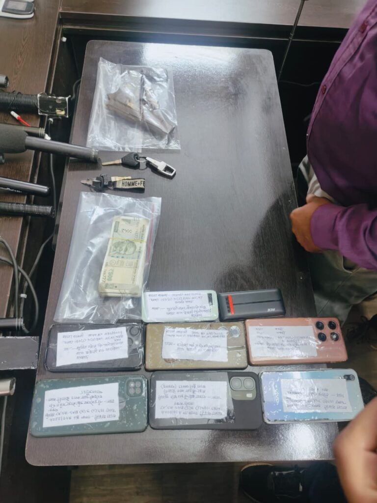 सुपारी किलर-हवाई जहाज से टीम पहुंची हत्यारों को पकड़ने-शक्ति पुलिस ने किया अंधे कत्ल का खुलासा, सुपारी देकर कराई गई थी महिला की हत्या.प्रेम संबंध के चलते पति-पत्नी ने रची हत्या की साजिश।04 लाख की सुपारी देकर कराई गई हत्या। झारखंड, महाराष्ट्र व छत्तीसगढ़ से हत्या में संलिप्त सभी 09 आरोपियों को किया गया गिरफ्तार.हत्या में प्रयुक्त पिस्तौल, घटना में प्रयुक्त मोटरसाइकिल, मोबाइल फोन एवं नगदी राशि बरामद.साहसी पुलिस अधिकारियों का होगा सम्मान. नगर पालिका अध्यक्ष करेंगे सम्मान kshititech