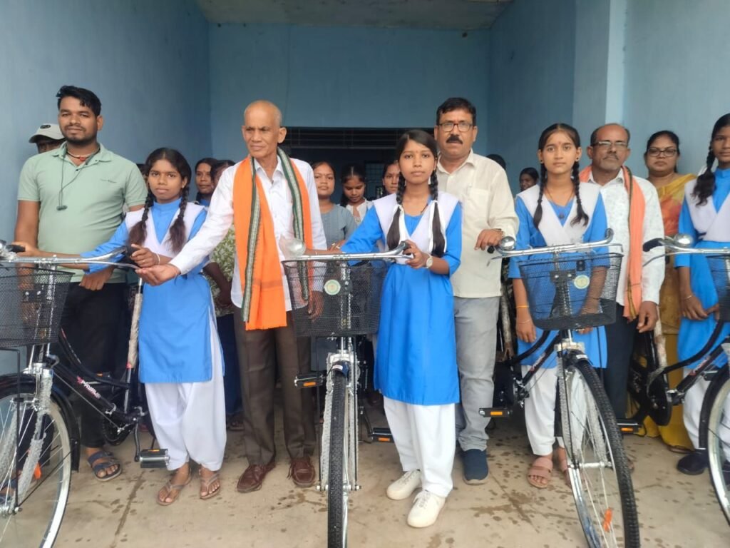 टेमर के हाई स्कूल में 20 छात्राओं को दी गई साइकिल. सरपंच चंद्र कुमार सोनी की उपस्थिति में किया गया साइकिल का वितरण. सरपंच साहब ने कहा- साइकिल मिलने से छात्राओं को स्कूल आने में मिलेगी बड़ी सुविधा. सरपंच साहब ने कहा- मेरिट सूची में स्थान बनाने वाली बालिकाओं का पंचायत करेगी विशेष सम्मान टेमर के हाई स्कूल में 20 छात्राओं को दी गई साइकिल. सरपंच चंद्र कुमार सोनी की उपस्थिति में किया गया साइकिल का वितरण. सरपंच साहब ने कहा- साइकिल मिलने से छात्राओं को स्कूल आने में मिलेगी बड़ी सुविधा. सरपंच साहब ने कहा- मेरिट सूची में स्थान बनाने वाली बालिकाओं का पंचायत करेगी विशेष सम्मान kshititech