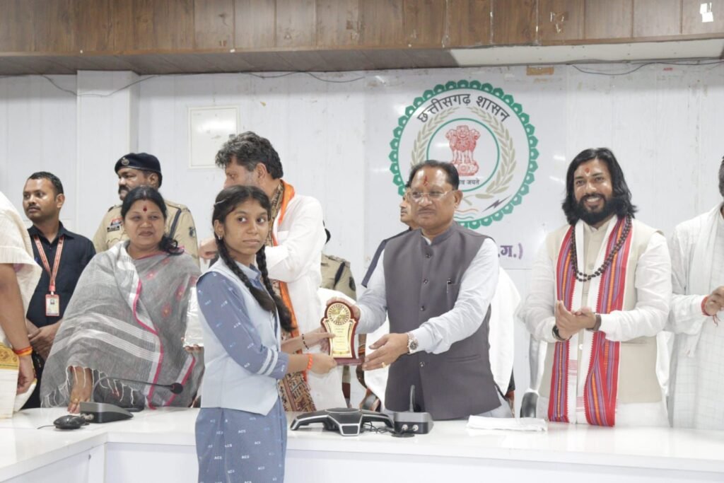 शक्ति जिले के कलेक्टर कार्यालय में पहुंचे मुख्यमंत्री ने जिले के उत्कृष्ट प्रदर्शन करने वाले मेधावी विद्यार्थियों का किया सम्मान. अवसर था 2 जुलाई को मुख्यमंत्री जी का शक्ति जिले में आगमन का kshititech