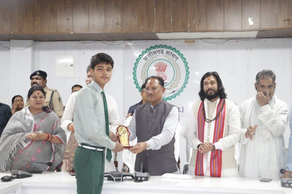 शक्ति जिले के कलेक्टर कार्यालय में पहुंचे मुख्यमंत्री ने जिले के उत्कृष्ट प्रदर्शन करने वाले मेधावी विद्यार्थियों का किया सम्मान. अवसर था 2 जुलाई को मुख्यमंत्री जी का शक्ति जिले में आगमन का kshititech