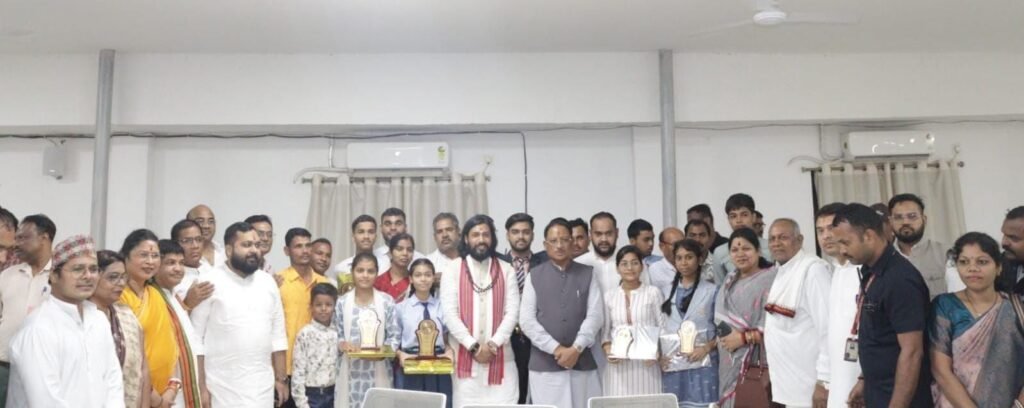 शक्ति जिले के कलेक्टर कार्यालय में पहुंचे मुख्यमंत्री ने जिले के उत्कृष्ट प्रदर्शन करने वाले मेधावी विद्यार्थियों का किया सम्मान. अवसर था 2 जुलाई को मुख्यमंत्री जी का शक्ति जिले में आगमन का kshititech
