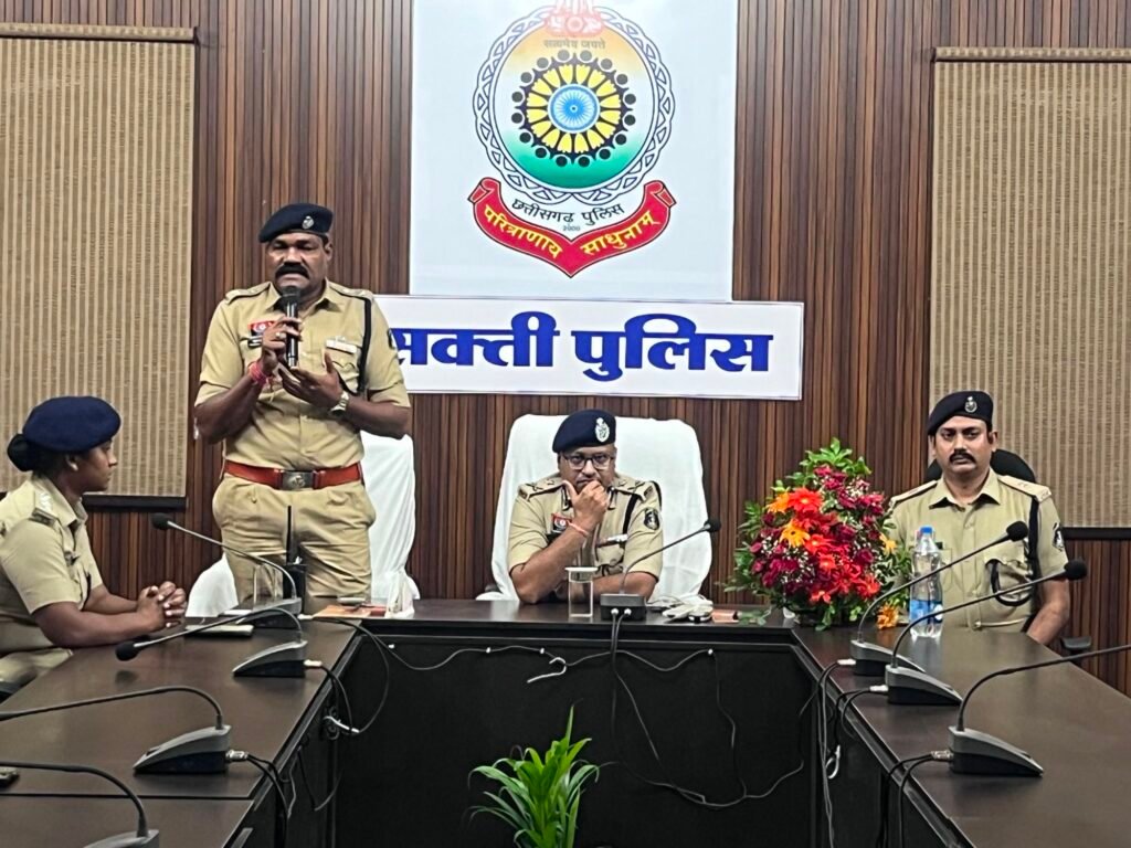 पुलिस परिवार का हौसला बढ़ाया आईजी साहब ने-शक्ति जिला पुलिस को मिला बड़ा सम्मान- संभाग के आईजी साहब ने स्वयं एसपी कार्यालय पहुंचकर जिले के 48 अधिकारी- कर्मचारियों को दिया सक्रियता के लिए प्रमाण पत्र. जिले की पुलिस टीम को दी एक लाख रुपए की नगद प्रोत्साहन राशि kshititech