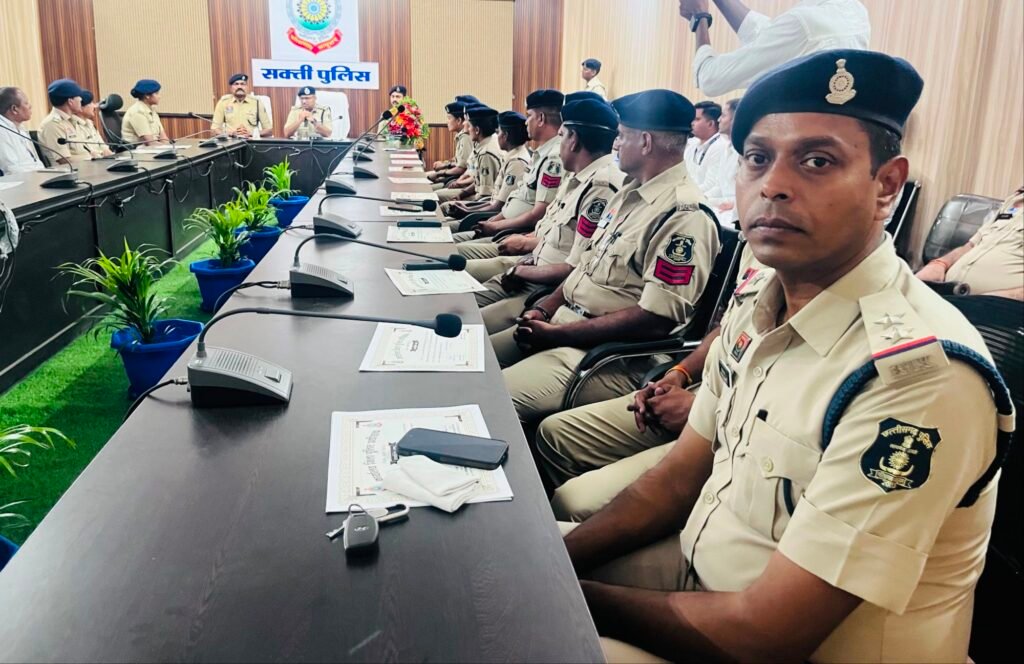 पुलिस परिवार का हौसला बढ़ाया आईजी साहब ने-शक्ति जिला पुलिस को मिला बड़ा सम्मान- संभाग के आईजी साहब ने स्वयं एसपी कार्यालय पहुंचकर जिले के 48 अधिकारी- कर्मचारियों को दिया सक्रियता के लिए प्रमाण पत्र. जिले की पुलिस टीम को दी एक लाख रुपए की नगद प्रोत्साहन राशि kshititech
