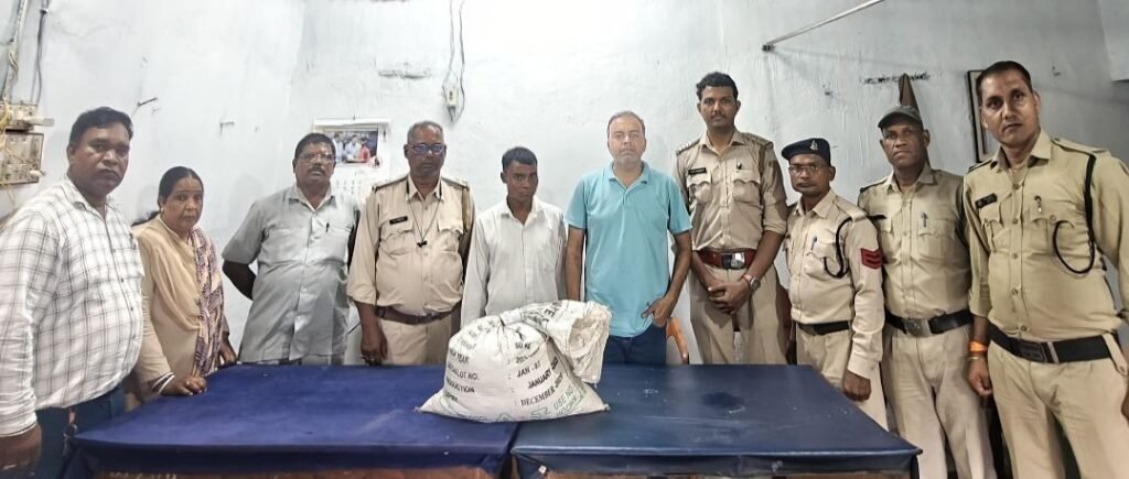 आबकारी टीम की ग्राम करही में महुआ शराब विक्रेता पर कार्रवाई. आबकारी अधिकारी आशीष उप्पल के मार्गदर्शन में 27 लीटर शराब जब्त kshititech