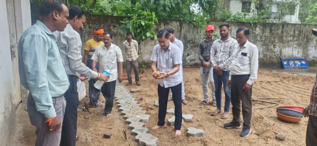 नगर पालिका शक्ति कार्यालय परिसर भी अब होगा चकाचक- परिसर में पेवर ब्लॉक लगाने का काम हुआ प्रारंभ.अध्यक्ष श्याम सुंदर अग्रवाल ने कहा- शहर में तेजी से हो रहा विकास kshititech