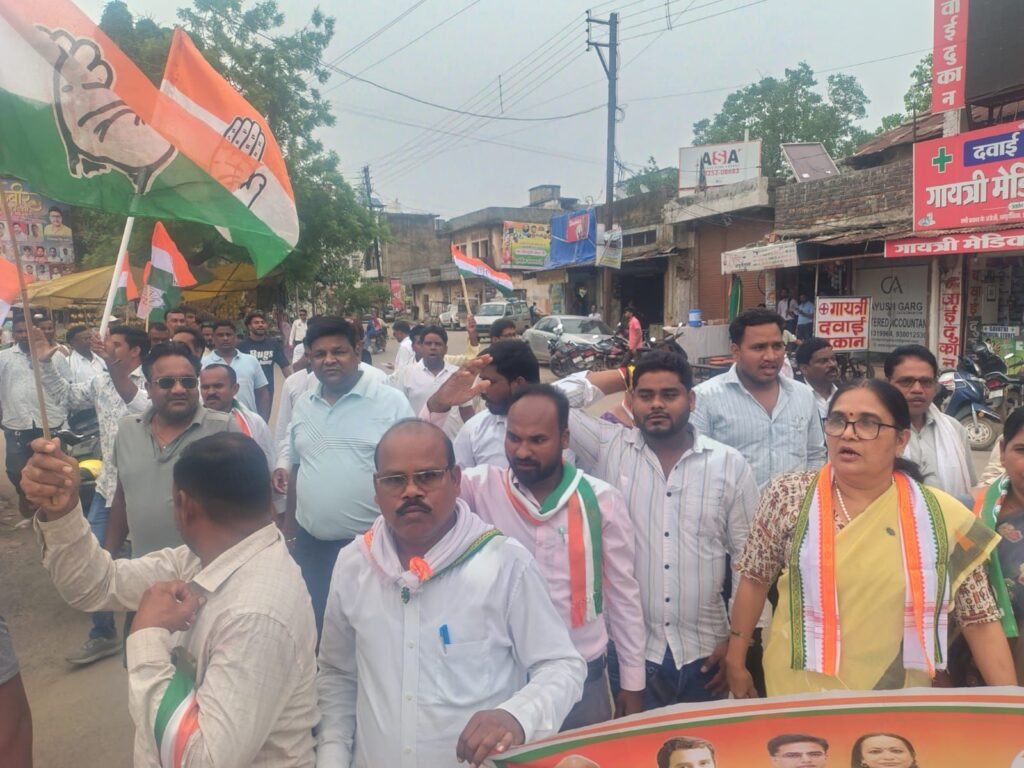 जिला कांग्रेस कमेटी शक्ति ने फूंका प्रधानमंत्री और मुख्यमंत्री का पुतला. कांग्रेस नेता राम गोपाल अग्रवाल को गिरफ्तार करने के विरोध में आक्रोशित नजर आए कांग्रेसी. रेस्ट हाउस से निकली रैली अग्रसेन चौक में हुई पुतला दहन में तब्दील kshititech