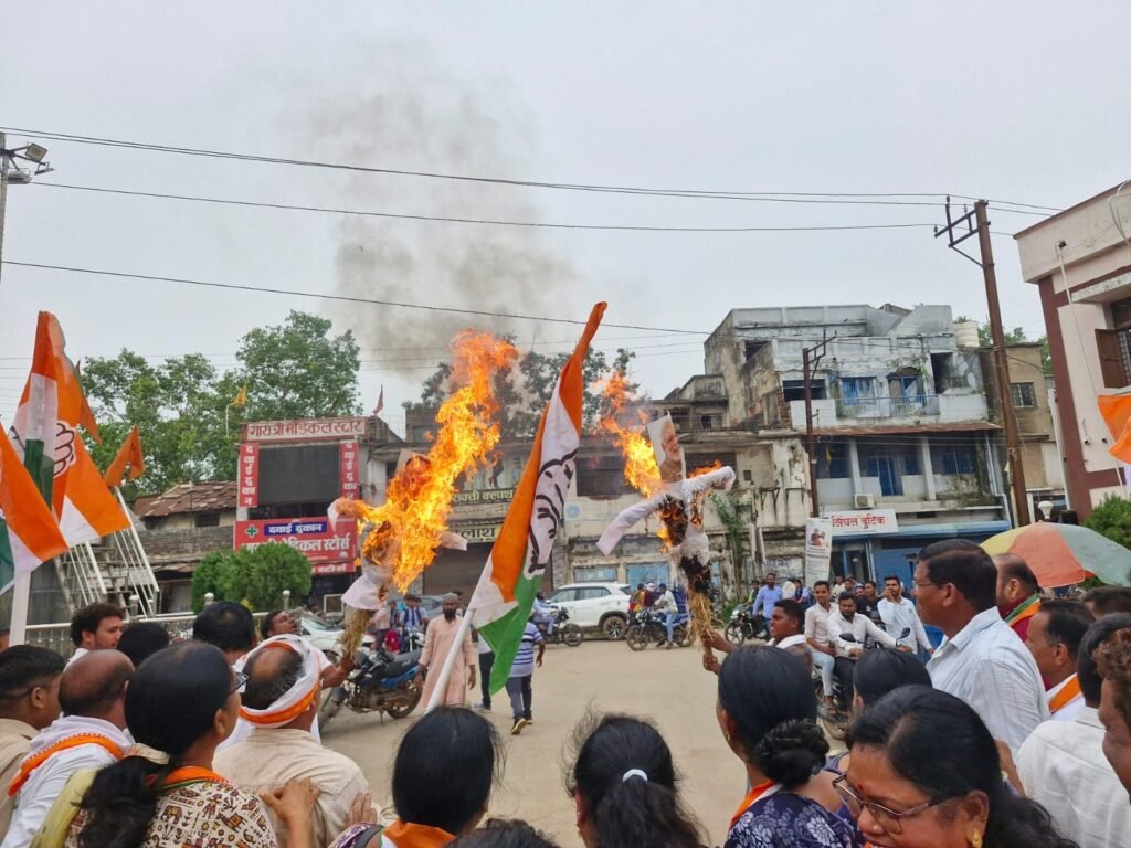 जिला कांग्रेस कमेटी शक्ति ने फूंका प्रधानमंत्री और मुख्यमंत्री का पुतला. कांग्रेस नेता राम गोपाल अग्रवाल को गिरफ्तार करने के विरोध में आक्रोशित नजर आए कांग्रेसी. रेस्ट हाउस से निकली रैली अग्रसेन चौक में हुई पुतला दहन में तब्दील kshititech