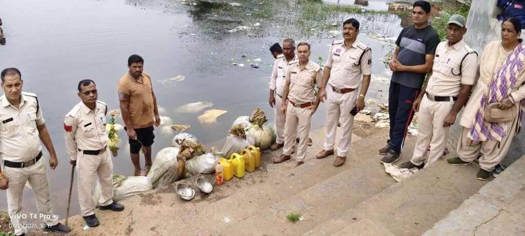 एक्साइज इंस्पेक्टर उप्पल के नेतृत्व में हुई बड़ी कार्रवाई-आबकारी और पुलिस विभाग की संयुक्त कार्रवाई: 80 लीटर अवैध शराब और 1230 किलो महुआ लाहन जब्त आशीष उप्पल ने कहा- जारी रहेगी अवैध शराब के खिलाफ कारवाई kshititech