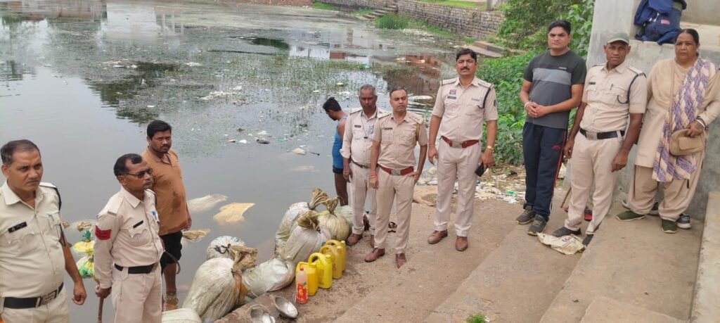 बाराद्वार पुलिस की बड़ी कार्रवाई- अवैध शराब कोचियो के खिलाफ छापामार कारवाई कर अवैध महुआ शराब एवं महुआ लहान किया जप्त. थाना प्रभारी नरेंद्र यादव के नेतृत्व में सक्रिय है पुलिस बाराद्वार पुलिस की बड़ी कार्रवाई- अवैध शराब कोचियो के खिलाफ छापामार कारवाई कर अवैध महुआ शराब एवं महुआ लहान किया जप्त. थाना प्रभारी नरेंद्र यादव के नेतृत्व में सक्रिय है पुलिस kshititech