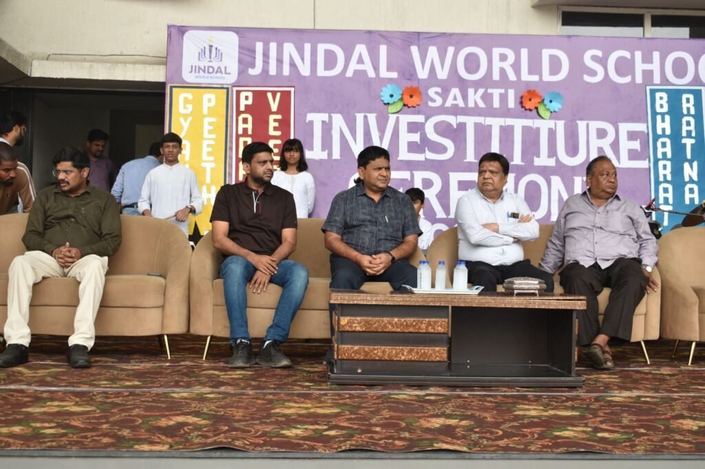 शक्ति के प्रतिष्ठित चिकित्सक डॉक्टर राजेश अग्रवाल के मुख्य आतिथ्य में सीबीएसई जिंदल वर्ल्ड स्कूल में हुआ छात्र परिषद के शपथ ग्रहण समारोह का आयोजन. डायरेक्टर रवि जिंदलभी रहे मौजूद. डॉ राजेश अग्रवाल ने सेवा.समर्पण एवं नेतृत्व मूल्यो के साथ कार्य करने का विद्यार्थियों को दिया संदेश kshititech