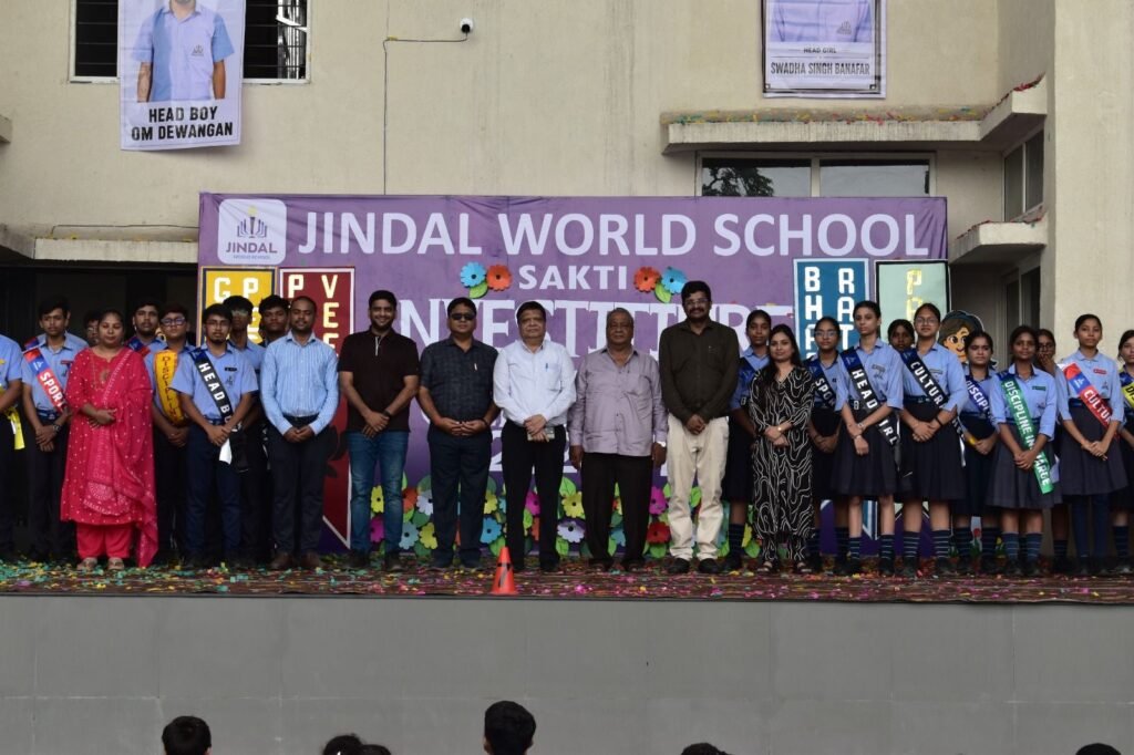 शक्ति के प्रतिष्ठित चिकित्सक डॉक्टर राजेश अग्रवाल के मुख्य आतिथ्य में सीबीएसई जिंदल वर्ल्ड स्कूल में हुआ छात्र परिषद के शपथ ग्रहण समारोह का आयोजन. डायरेक्टर रवि जिंदलभी रहे मौजूद. डॉ राजेश अग्रवाल ने सेवा.समर्पण एवं नेतृत्व मूल्यो के साथ कार्य करने का विद्यार्थियों को दिया संदेश kshititech