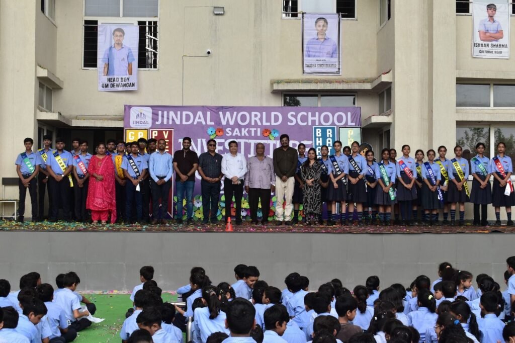 शक्ति के प्रतिष्ठित चिकित्सक डॉक्टर राजेश अग्रवाल के मुख्य आतिथ्य में सीबीएसई जिंदल वर्ल्ड स्कूल में हुआ छात्र परिषद के शपथ ग्रहण समारोह का आयोजन. डायरेक्टर रवि जिंदलभी रहे मौजूद. डॉ राजेश अग्रवाल ने सेवा.समर्पण एवं नेतृत्व मूल्यो के साथ कार्य करने का विद्यार्थियों को दिया संदेश kshititech