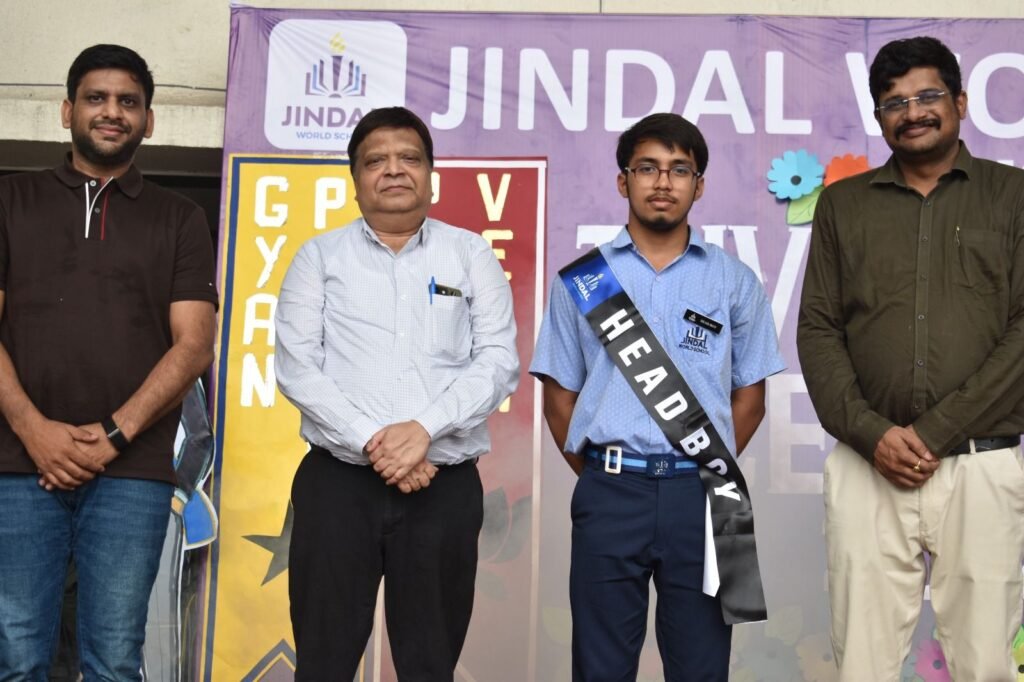 शक्ति के प्रतिष्ठित चिकित्सक डॉक्टर राजेश अग्रवाल के मुख्य आतिथ्य में सीबीएसई जिंदल वर्ल्ड स्कूल में हुआ छात्र परिषद के शपथ ग्रहण समारोह का आयोजन. डायरेक्टर रवि जिंदलभी रहे मौजूद. डॉ राजेश अग्रवाल ने सेवा.समर्पण एवं नेतृत्व मूल्यो के साथ कार्य करने का विद्यार्थियों को दिया संदेश kshititech