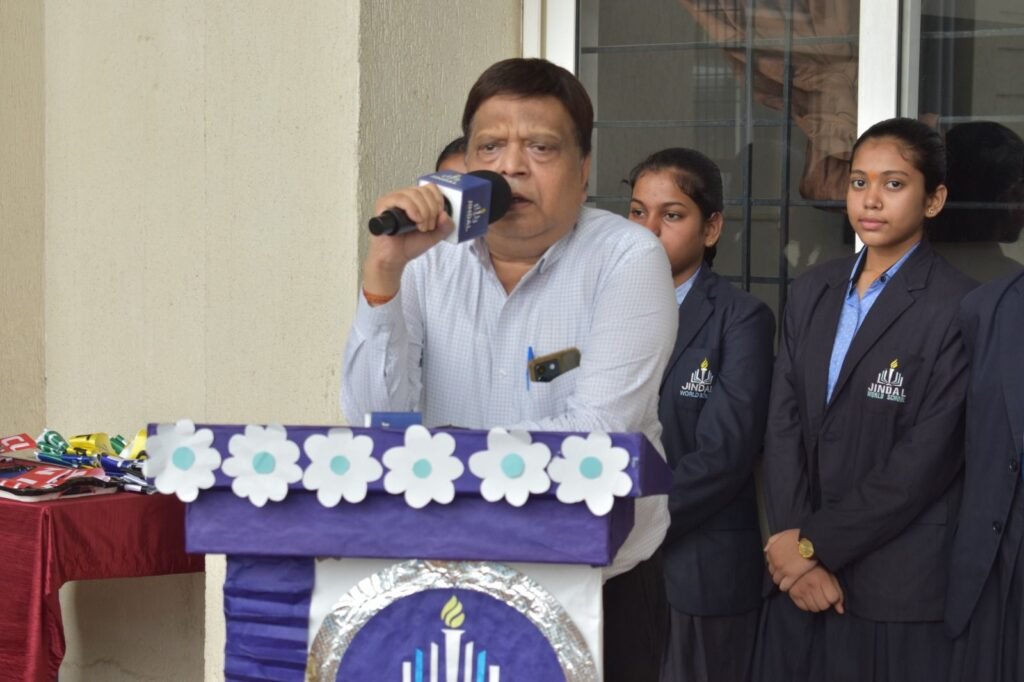शक्ति के प्रतिष्ठित चिकित्सक डॉक्टर राजेश अग्रवाल के मुख्य आतिथ्य में सीबीएसई जिंदल वर्ल्ड स्कूल में हुआ छात्र परिषद के शपथ ग्रहण समारोह का आयोजन. डायरेक्टर रवि जिंदलभी रहे मौजूद. डॉ राजेश अग्रवाल ने सेवा.समर्पण एवं नेतृत्व मूल्यो के साथ कार्य करने का विद्यार्थियों को दिया संदेश kshititech