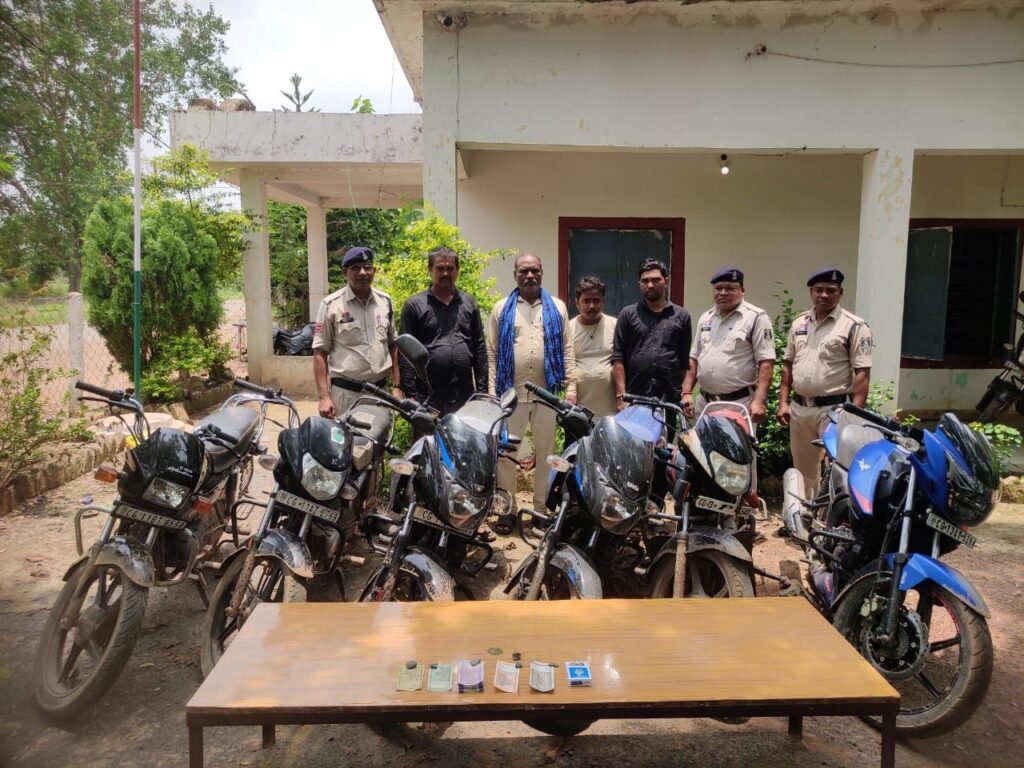 जूआडियों पर पुलिस की बड़ी कार्रवाई- मालखरौदा टीआई प्रवीण राजपुत के नेतृत्व में थाना क्षेत्र में सक्रिय है पुलिस-हजारों रुपए नगद एवं जुआड़ियों की मोटरसाइकिल की गई जब्त. एसपी साहब के निर्देशन में पुलिस लगातार कर रही जुआ खेलने वालों पर कार्रवाई kshititech
