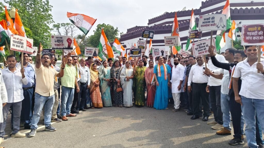 चढ़ावे का पूरा हिसाब दो. जनता को जवाब दो-जिला मुख्यालय शक्ति में राम मंदिर दान चोरी मामले को लेकर कांग्रेस ने किया विरोध प्रदर्शन. हाथों पर तख्तियां लेकर रैली निकाली कांग्रेस ने.दान चोरी मामले के आरोपियों पर कड़ी कार्रवाई की मांग की कांग्रेस ने kshititech