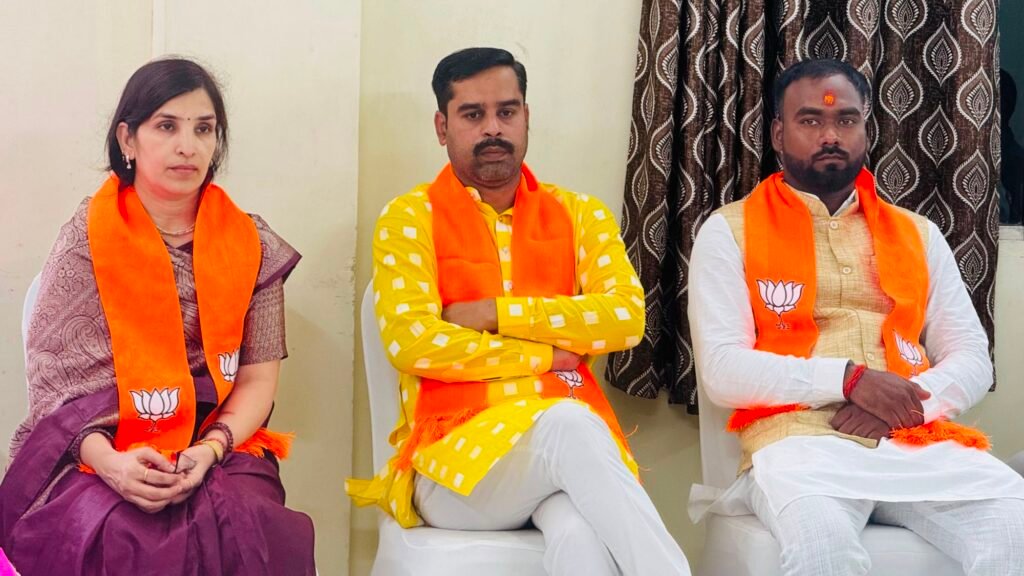 नगर पंचायत बाराद्वार के नव मनोनीत पार्षदों ने ली शपथ. सांसद कमलेश जांगड़े. टिकेश्वर. नगर पंचायत अध्यक्ष नारायण कुर्रे एवं उपाध्यक्ष जीतेश शर्मा रहे मौजूद. एसडीएम कावेरी ने दिलाई शपथ. अनामिका तिवारी. रविंद्र खंडे एवं अरुण जोशी को मिली है मनोनीत पार्षद की जिम्मेदारी kshititech