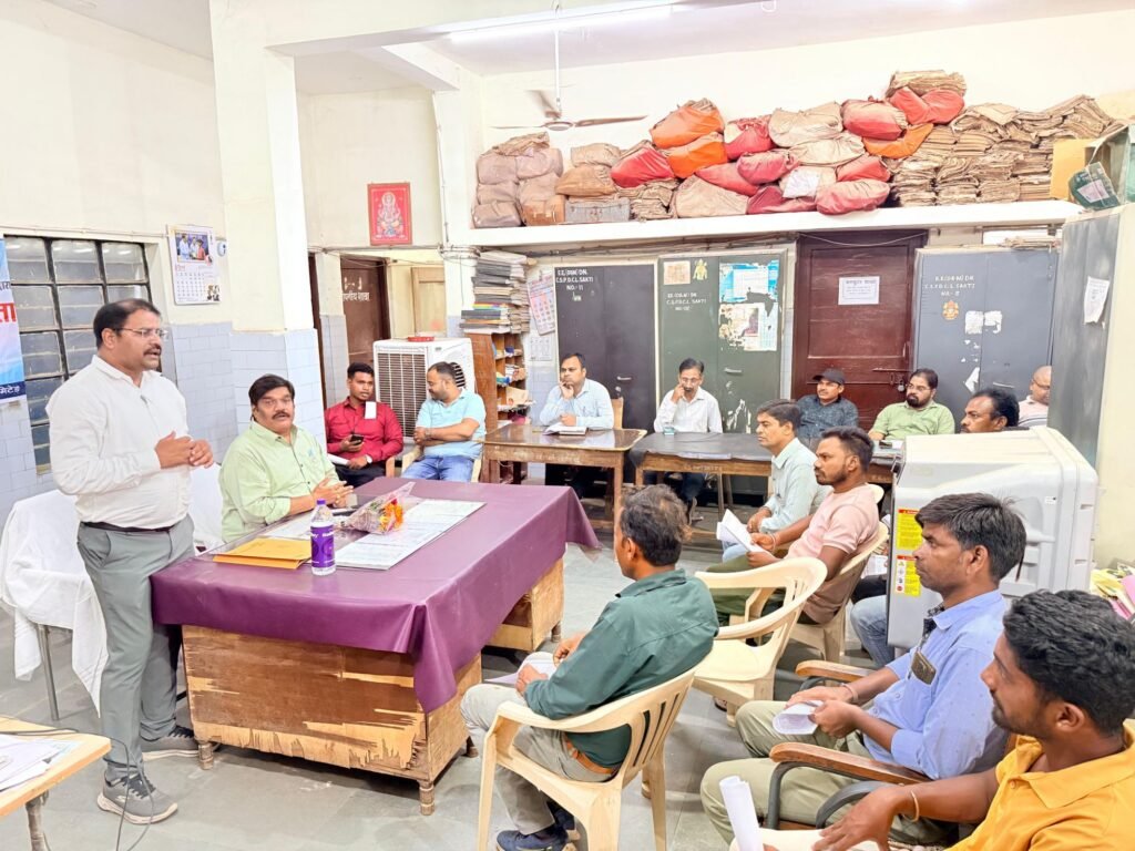 शक्ति के विद्युत मंडल संभागीय कार्यालय में सेवानिवृत्ति आईपीएस अधिकारी श्री शर्मा ने विद्युत उपभोक्ताओं को बताए अधिकार, शिकायत निवारण की प्रक्रिया समझाई. विद्युत उपभोक्ताओं के हितों के संबंध में दी गई विस्तार पूर्वक जानकारी kshititech
