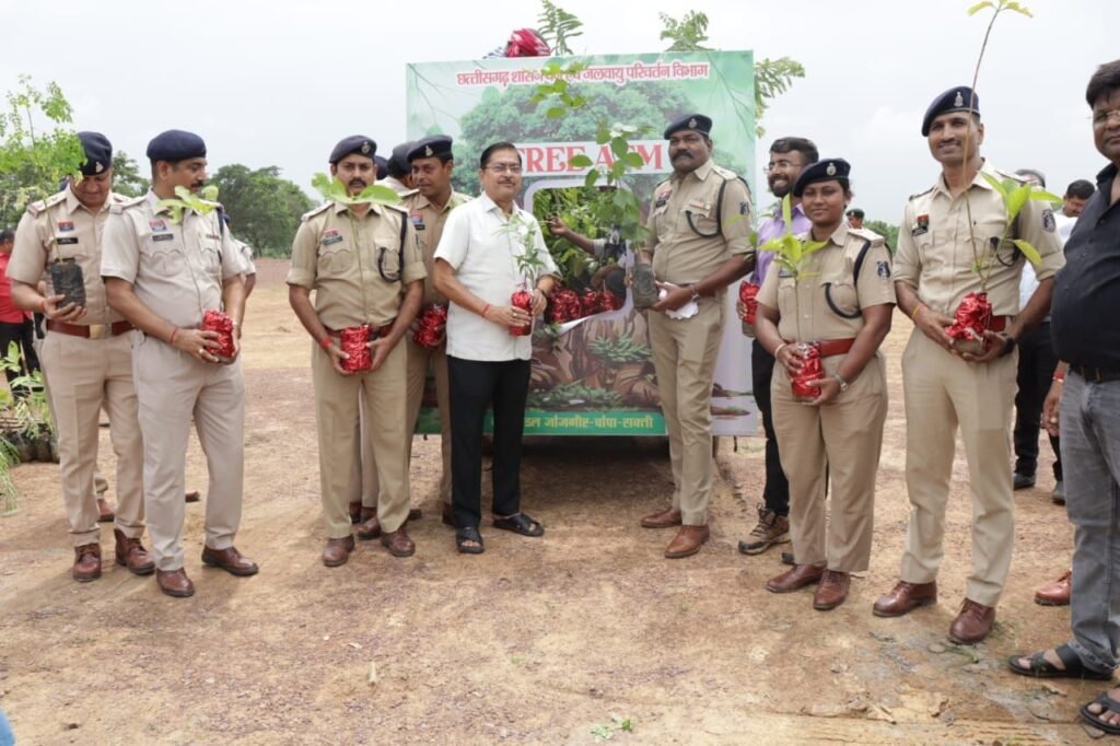 सरदार वल्लभभाई पटेल की 150वीं जयंती पर जिला पुलिस शक्ति ने करी एक अनुकरणीय पहल- एकता वृक्षारोपण अभियान के तहत किया सघन वृक्षारोपण. पुलिस प्रशासन. वन विभाग सहित जन प्रतिनिधि रहे मौजूद. एसपी ठाकुर ने कहा सिर्फ वृक्ष लगाना ही पर्याप्त नहीं उसे संरक्षण देने की है आवश्यकता. नगर पालिका अध्यक्ष श्यामसुंदर अग्रवाल ने भी किया वृक्षारोपण सरदार वल्लभभाई पटेल की 150वीं जयंती पर जिला पुलिस शक्ति ने करी एक अनुकरणीय पहल- एकता वृक्षारोपण अभियान के तहत किया सघन वृक्षारोपण. पुलिस प्रशासन. वन विभाग सहित जन प्रतिनिधि रहे मौजूद. एसपी ठाकुर ने कहा सिर्फ वृक्ष लगाना ही पर्याप्त नहीं उसे संरक्षण देने की है आवश्यकता. नगर पालिका अध्यक्ष श्यामसुंदर अग्रवाल ने भी किया वृक्षारोपण kshititech